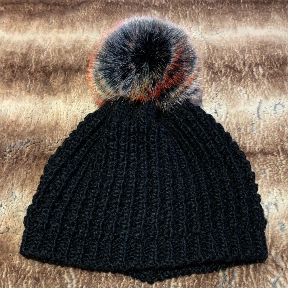 Kyi Kyi Classic Faux Fur Pom Beanie Black/Red